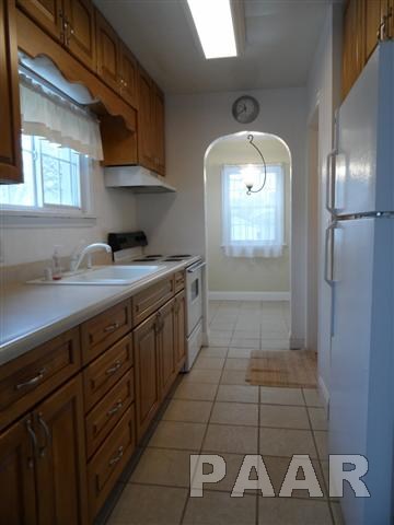 906 Chestnut Street Pekin, IL 61554 - Photo 3 of 14 Gallery Image 3