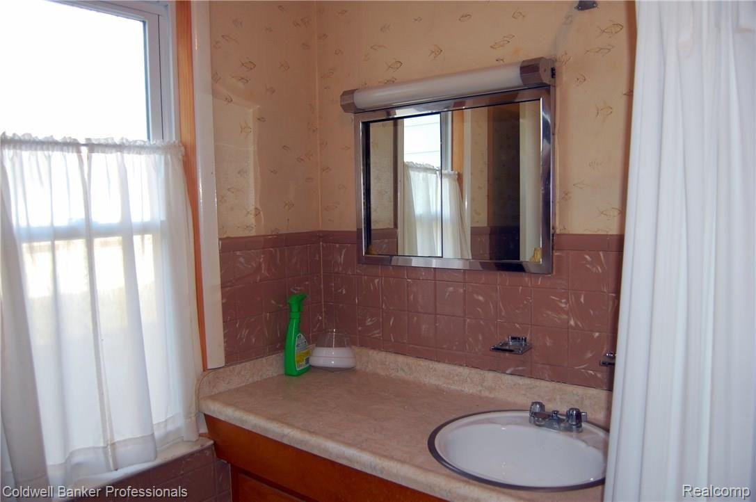 28734 West Road New Boston, MI 48164 - Photo 8 of 26 DSC_5439.JPG