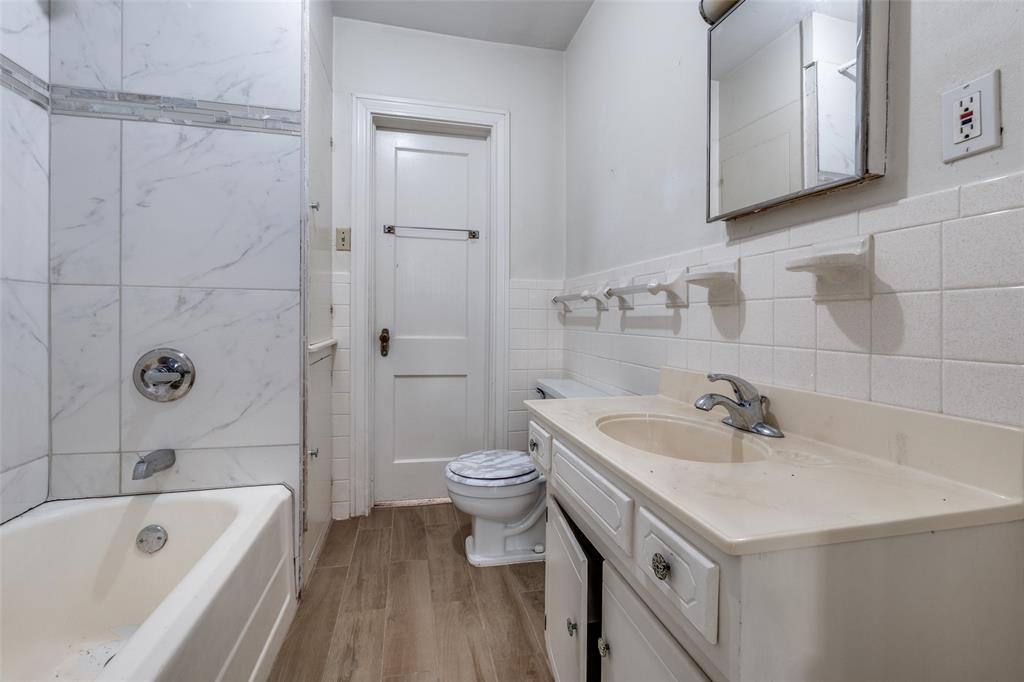 4501-4503 Highview Street Cockrell Hill, TX 75211 - Photo 18 of 24 a bathroom with a sink a toilet and bathtub