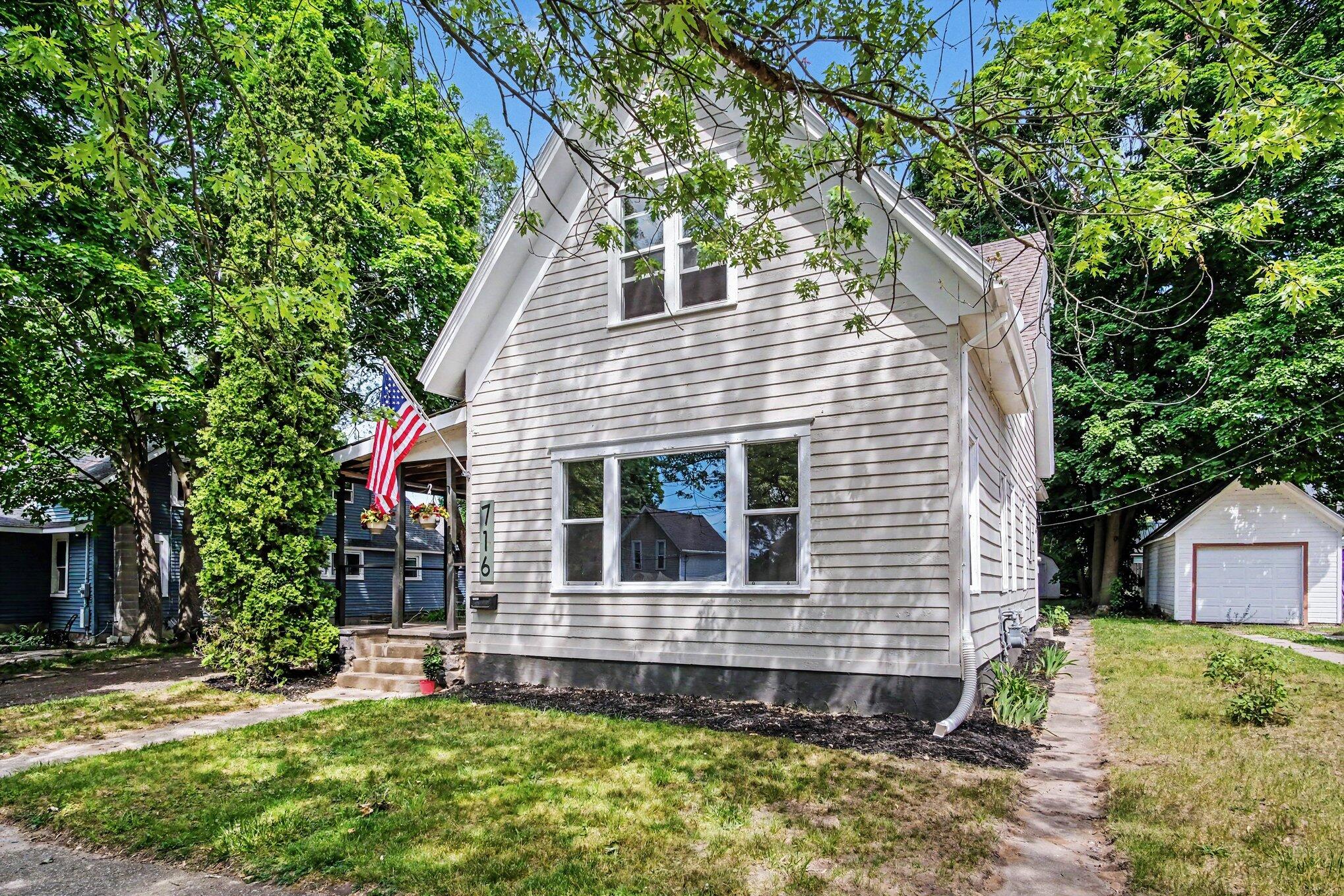 716 South Broas Street Belding, MI 48809 - Photo 3 of 27 004_file_9682