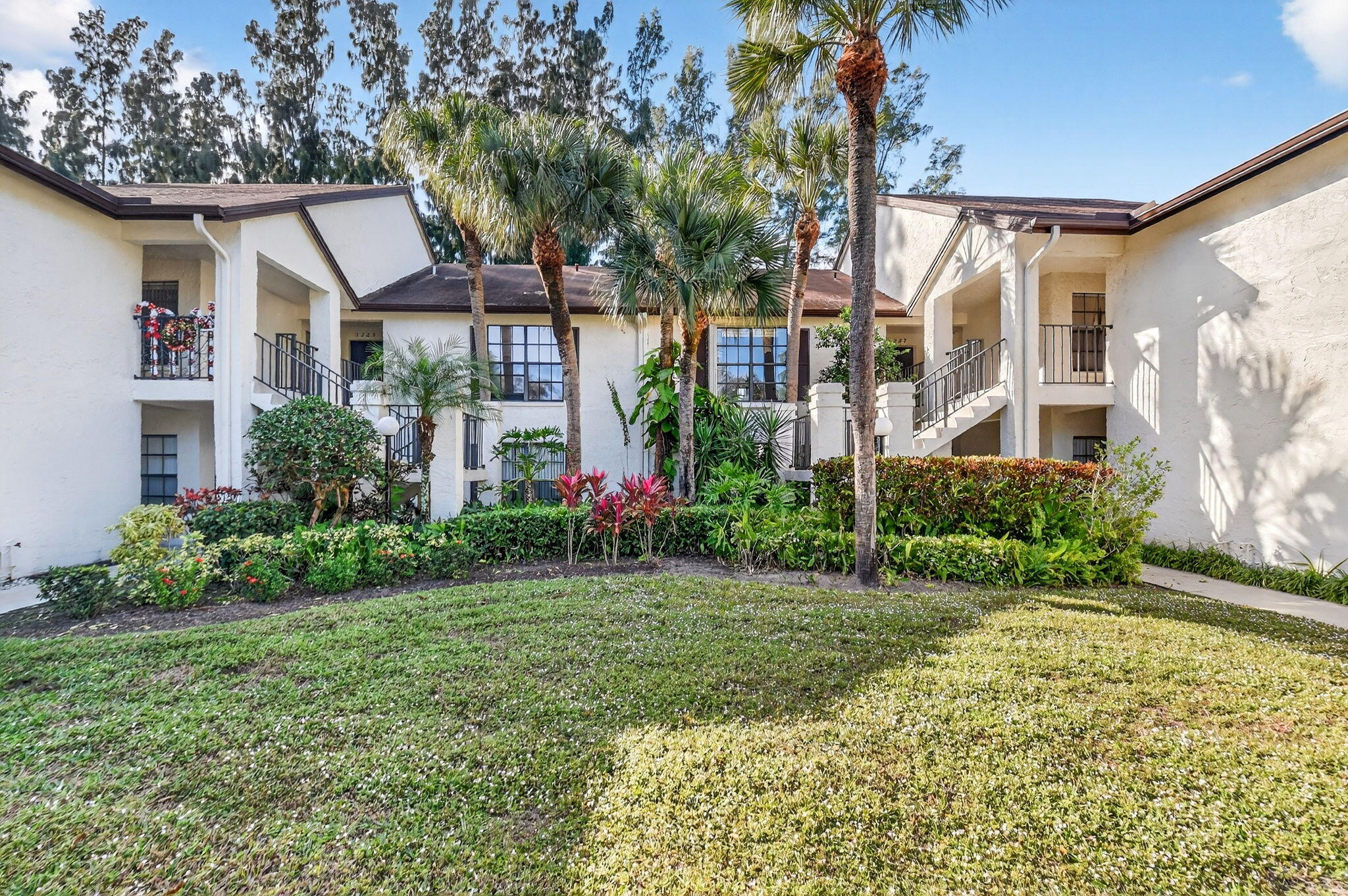 a view of a front of house with a yard