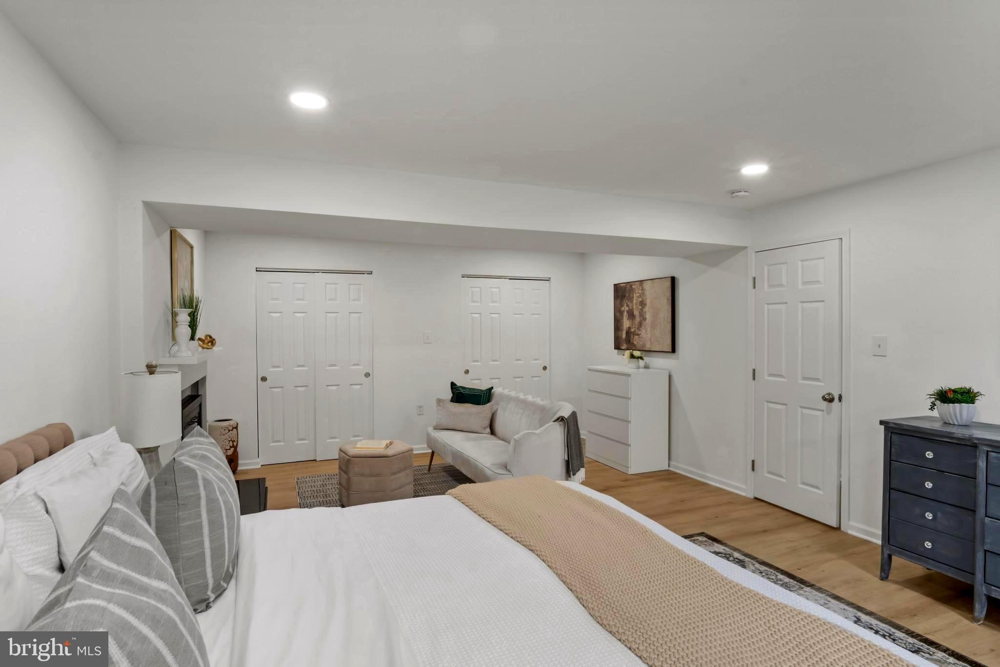 9013 Brook Ford Road Burke, VA 22015 - Photo 18 of 28 a bedroom with a bed and a lamp