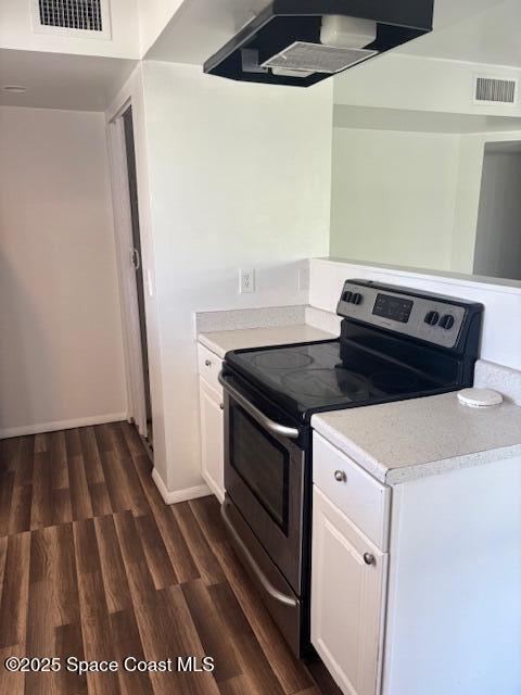 919 Darwin Lane Northeast Palm Bay, FL 32905 - Photo 5 of 14 a stove top oven sitting inside of a kitchen