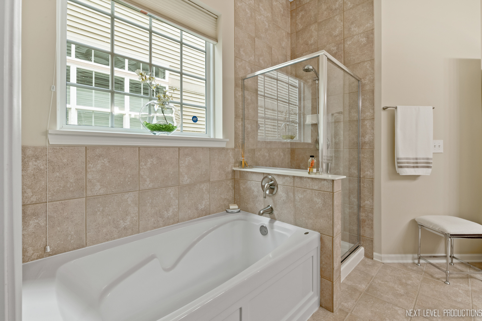 1659 Briarheath Drive Aurora, IL 60505 - Photo 16 of 29 a bathroom with a bathtub and window