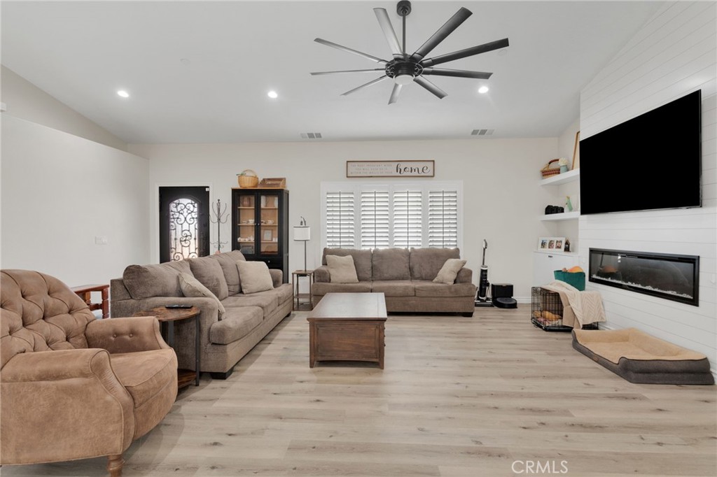 14825 Pela Road Apple Valley, CA 92307 - Photo 5 of 44
