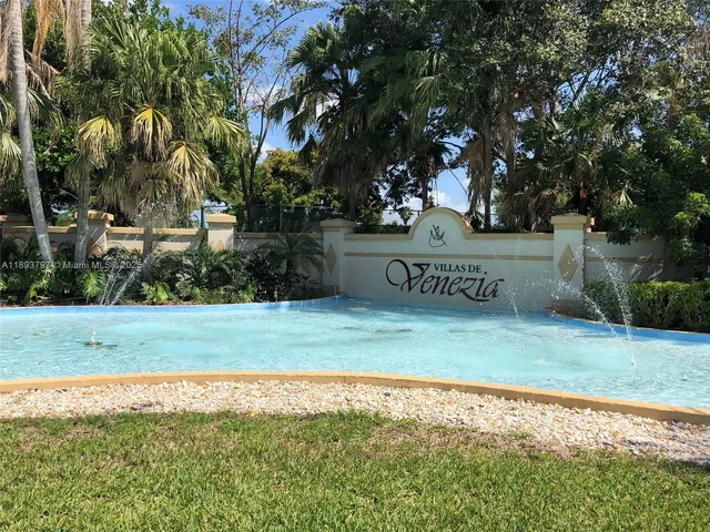 a view of a yard with palm tree