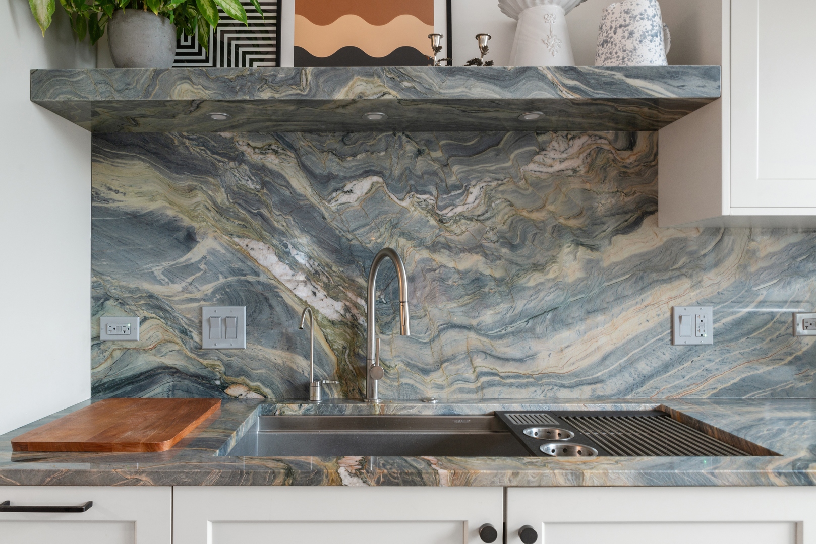 1040 North Lake Shore Drive, Unit 4A Chicago, IL 60611 - Photo 12 of 43 a view of wooden door