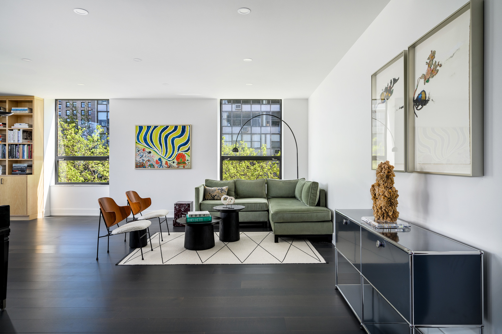 1040 North Lake Shore Drive, Unit 4A Chicago, IL 60611 - Photo 19 of 43 a living room with furniture and painting on the wall