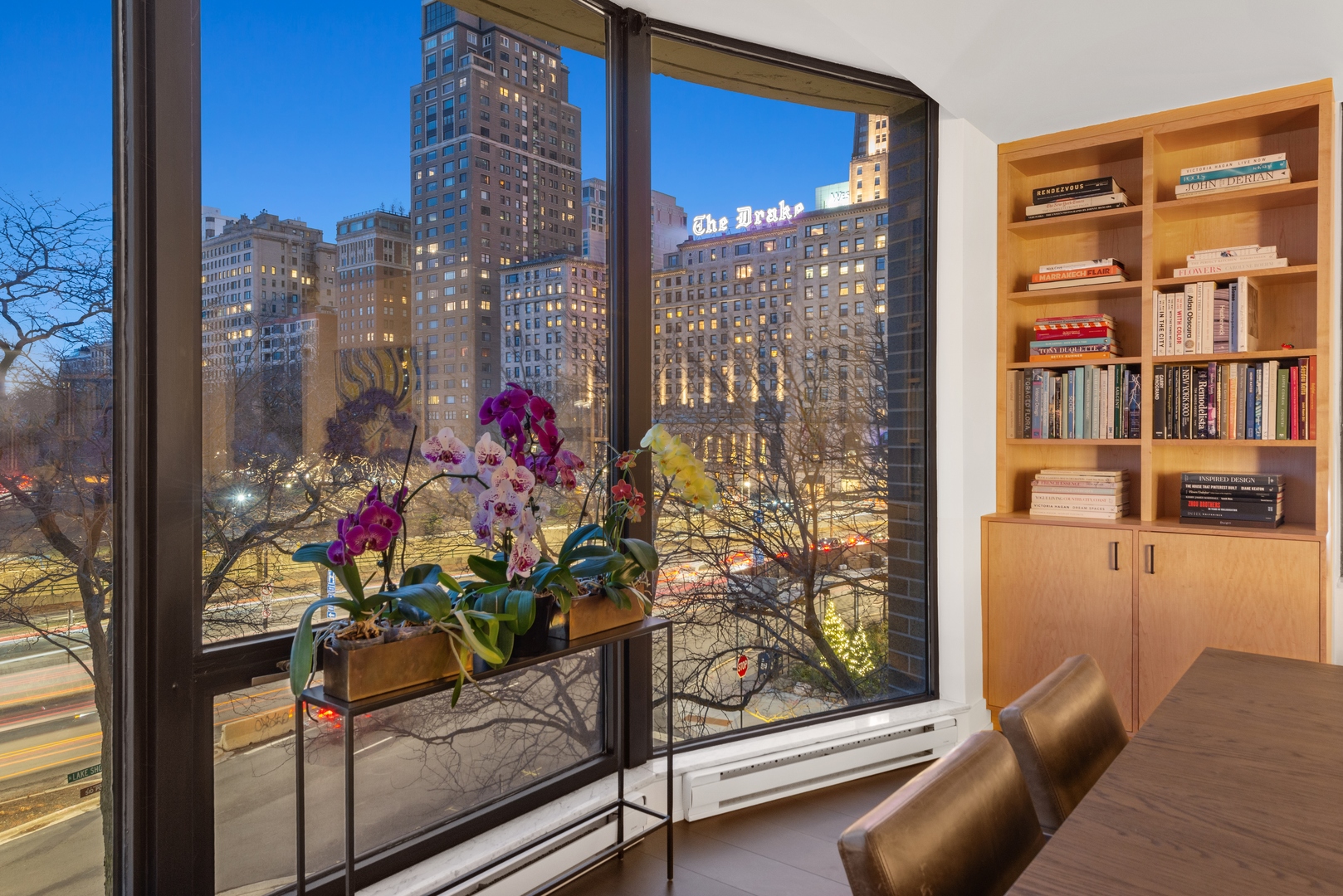 1040 North Lake Shore Drive, Unit 4A Chicago, IL 60611 - Photo 23 of 43 a beautiful room