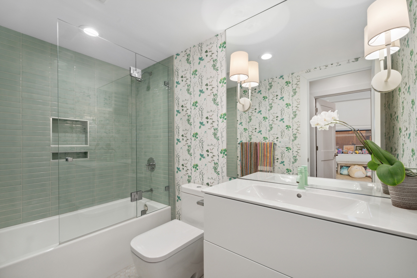 1040 North Lake Shore Drive, Unit 4A Chicago, IL 60611 - Photo 34 of 43 a bathroom with a sink a toilet and shower