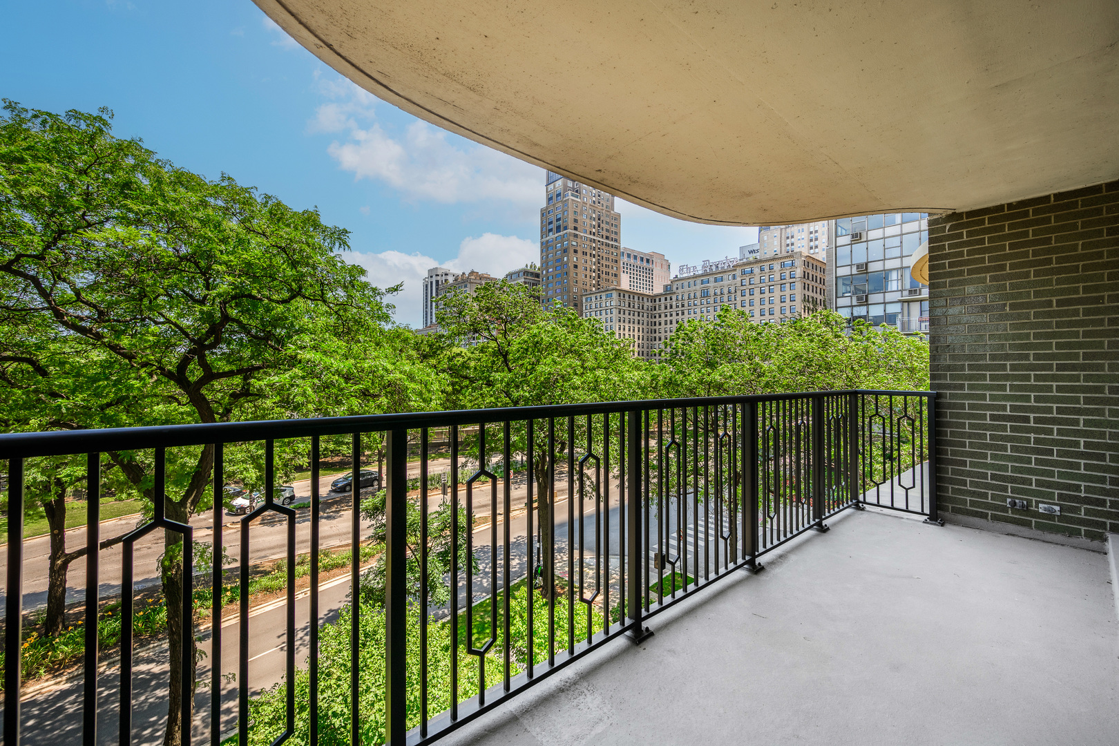 1040 North Lake Shore Drive, Unit 4A Chicago, IL 60611 - Photo 9 of 43 a view of a balcony