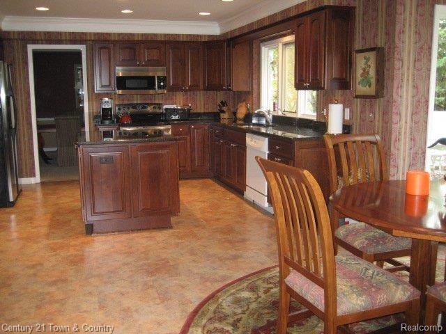 584 Oakbridge Drive Rochester, MI 48306 - Photo 4 of 9 Kitchen