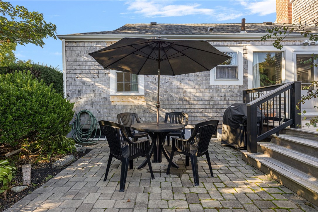 9 White Terrace Middletown, RI 02842 - Photo 7 of 50