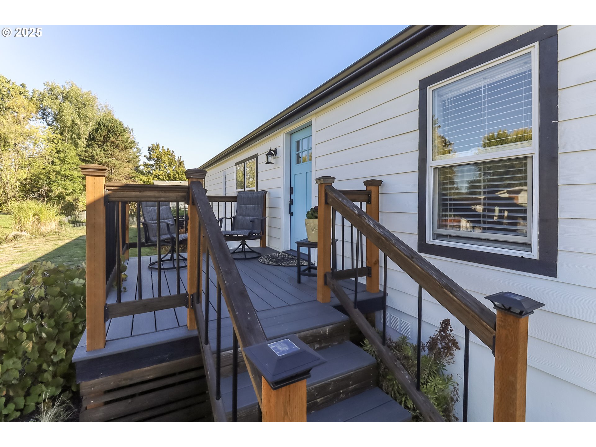a view of an house with backyard and deck