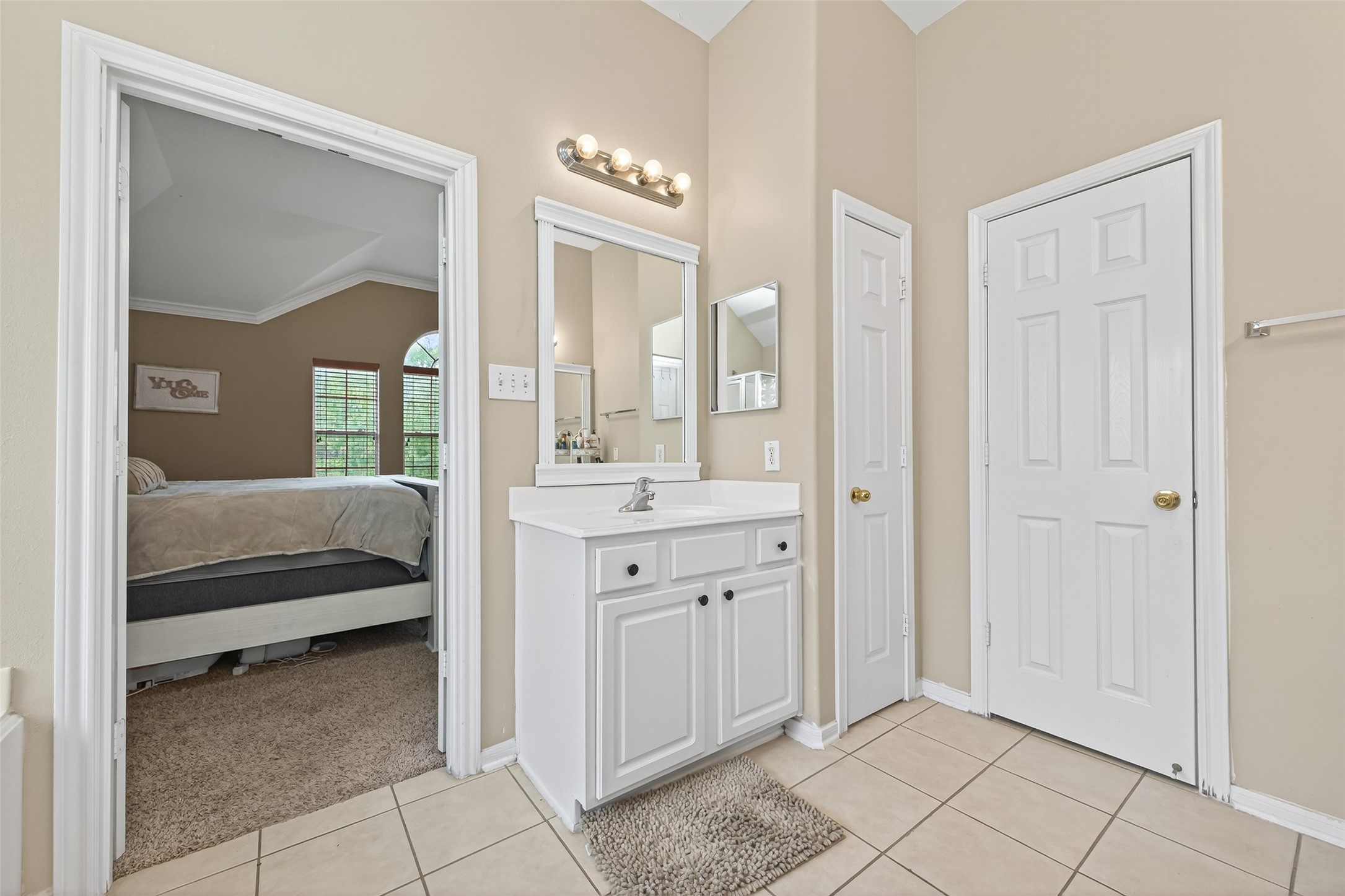 59 Genesee Ridge Drive Conroe, TX 77385 - Photo 36 of 44 a en suite bathroom with a double vanity sink and a mirror