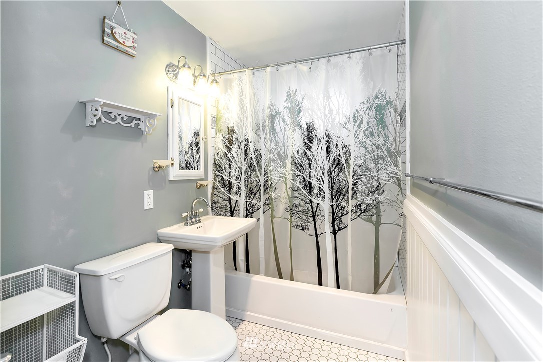 1617 Sheridan Road Bremerton, WA 98310 - Photo 8 of 29 Gallery Image 8