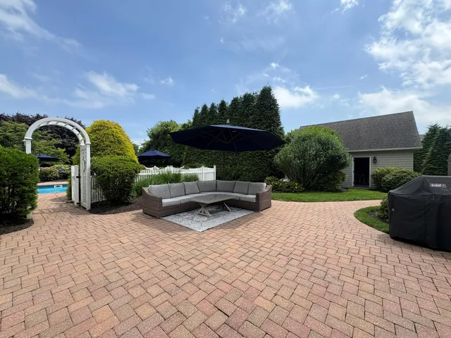 a view of yard with green space