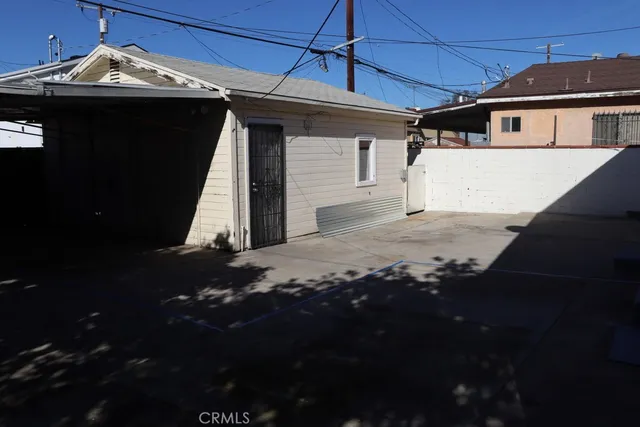 a view of a house with backyard