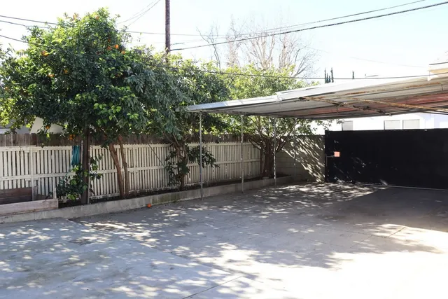 a view of a house with backyard