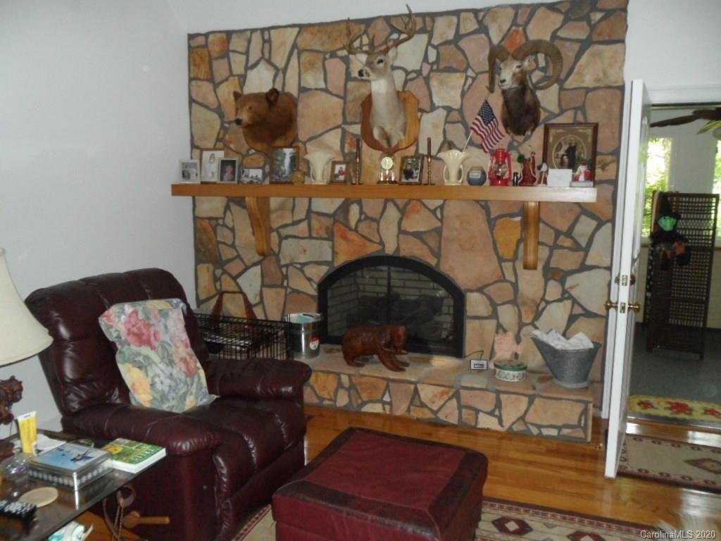 624 Bent Tree Road Maggie Valley, NC 28751 - Photo 4 of 48 a living room with furniture