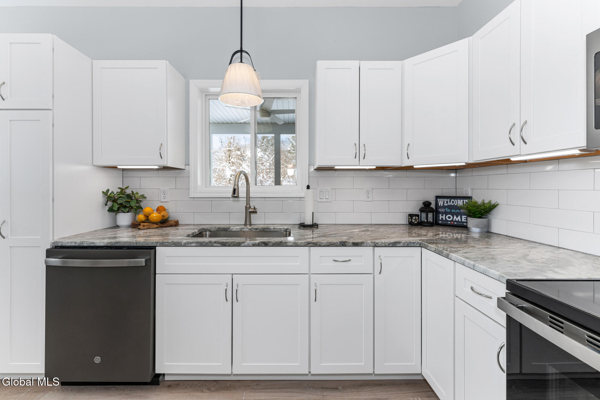 176 Montray Road Queensbury, NY 12804 - Photo 19 of 47 3 Kitchen 5