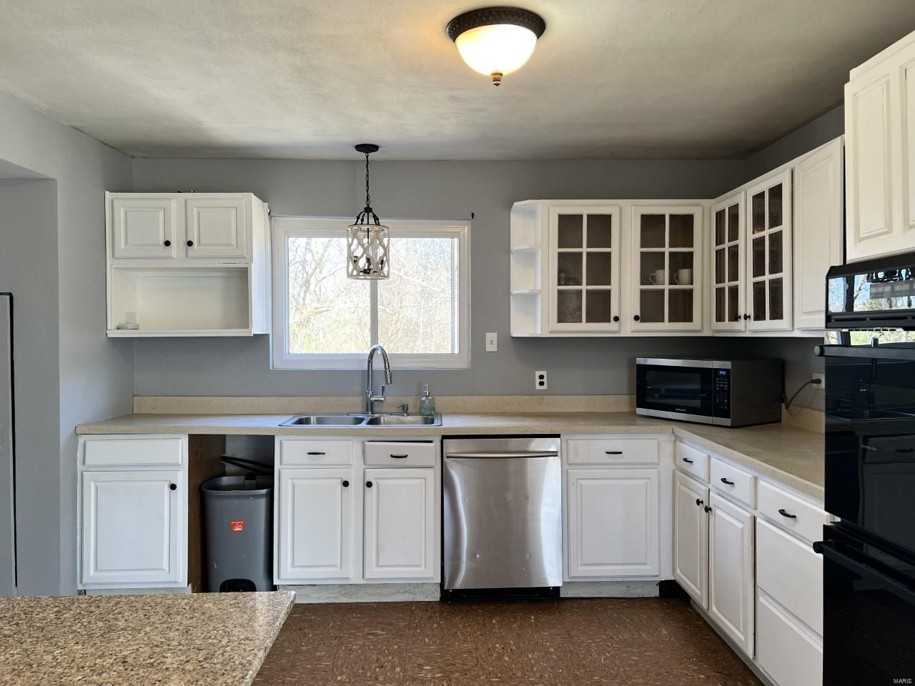 5131 Ringer Road St. Louis, MO 63129 - Photo 3 of 80 Gallery Image 3