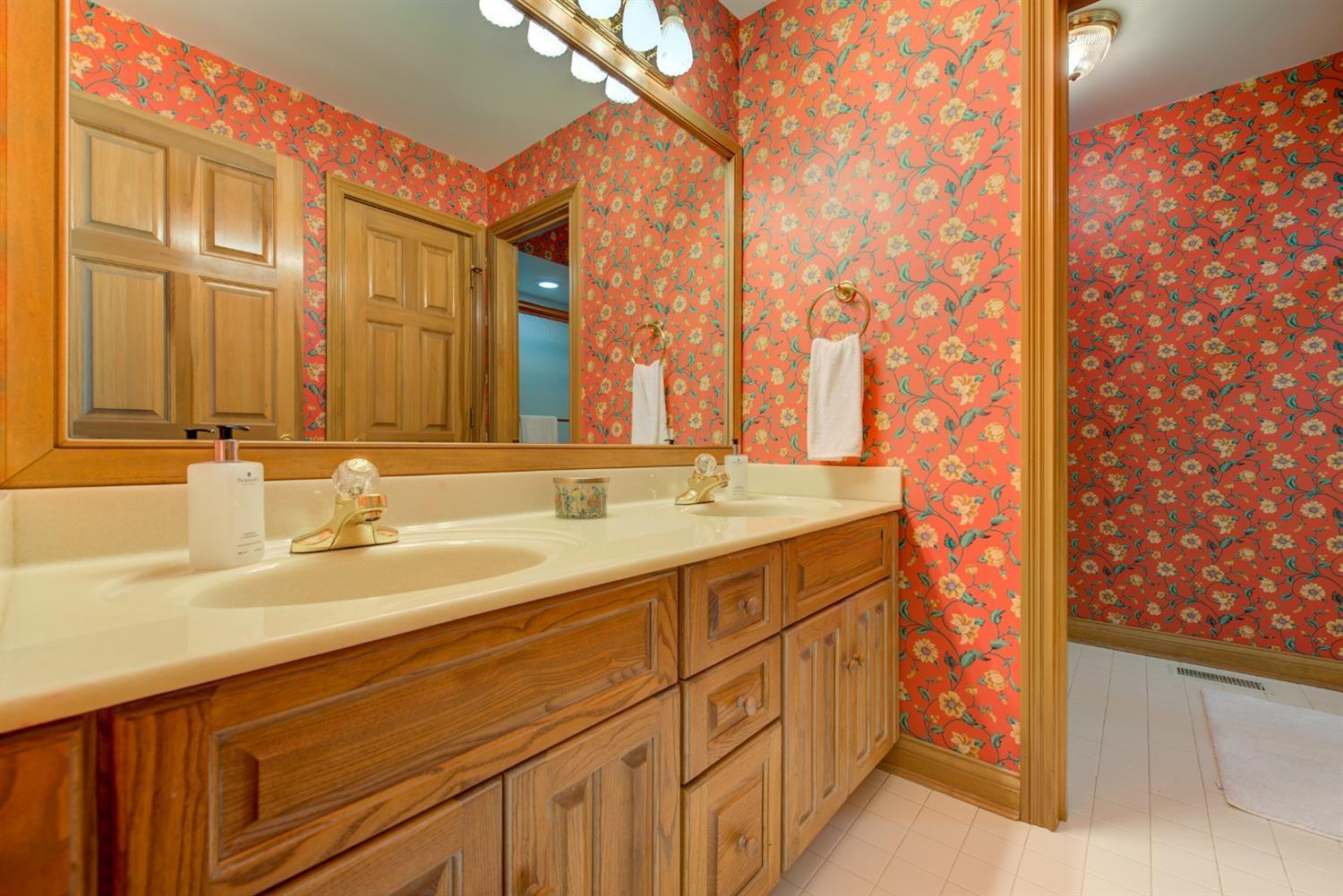 10627 Deerfield Road Montgomery, OH 45242 - Photo 4 of 34