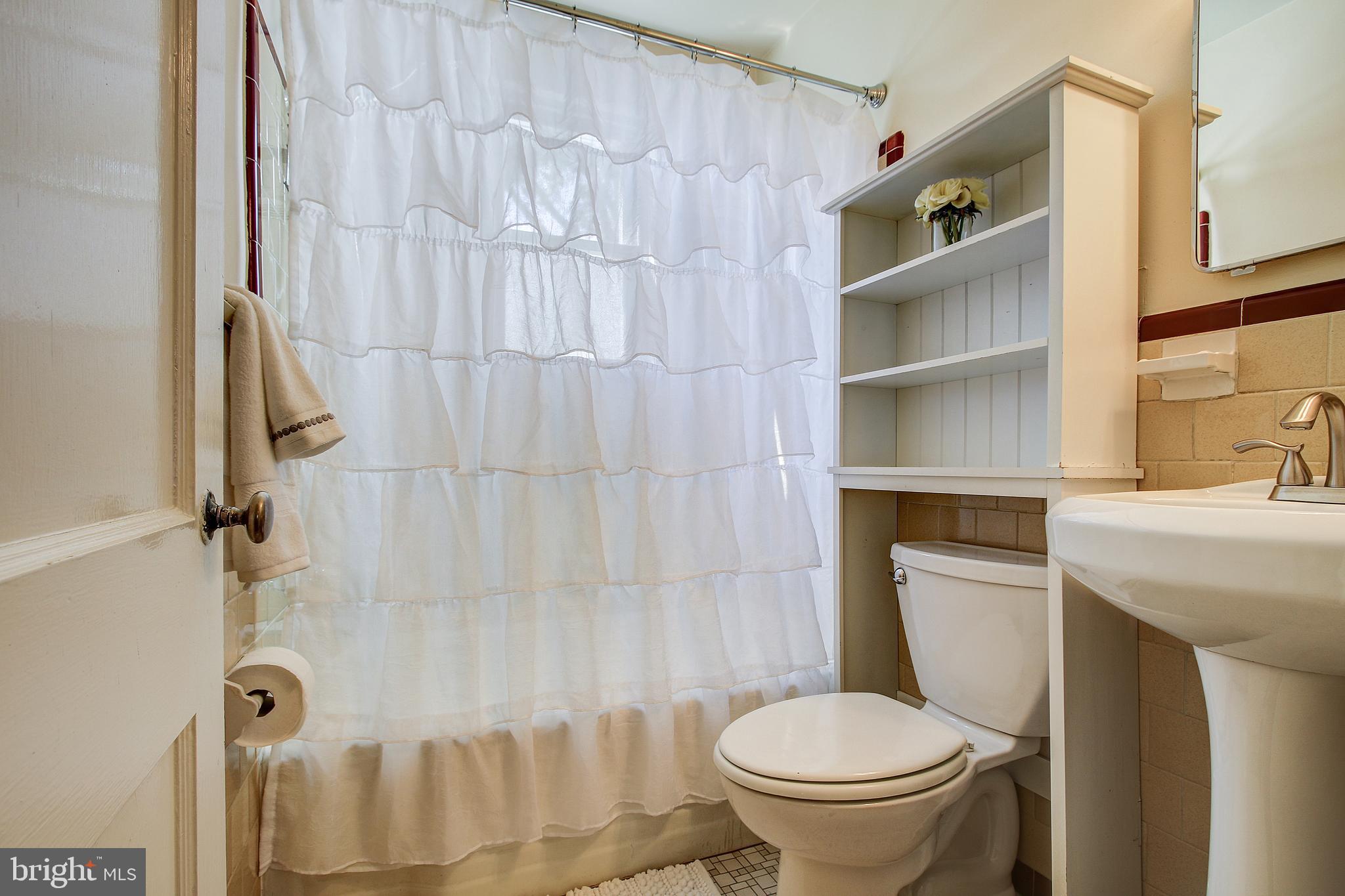 10133 Greenock Road Silver Spring, MD 20901 - Photo 21 of 41 Main level full bath