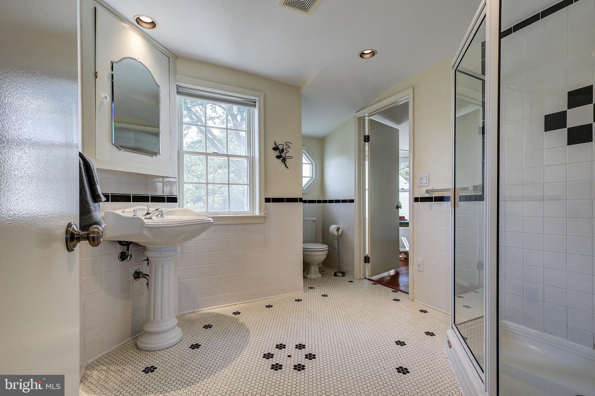 10133 Greenock Road Silver Spring, MD 20901 - Photo 32 of 41 Upper level bath