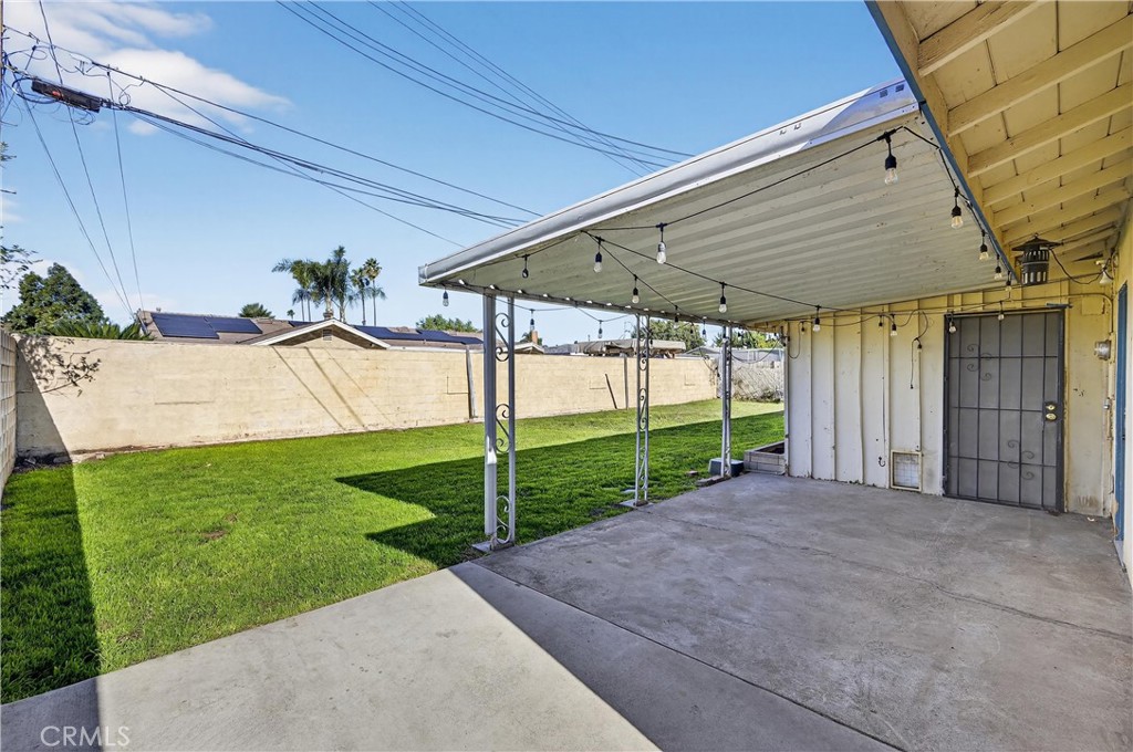 8971 Glencoe Drive Riverside, CA 92503 - Photo 38 of 41 a view of a backyard with barn