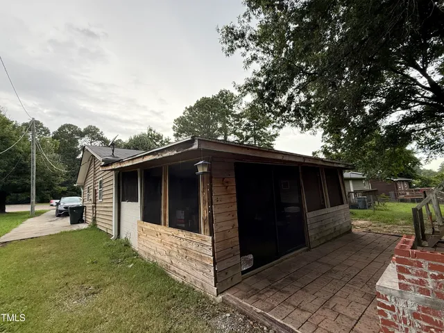 a view of back yard of the house