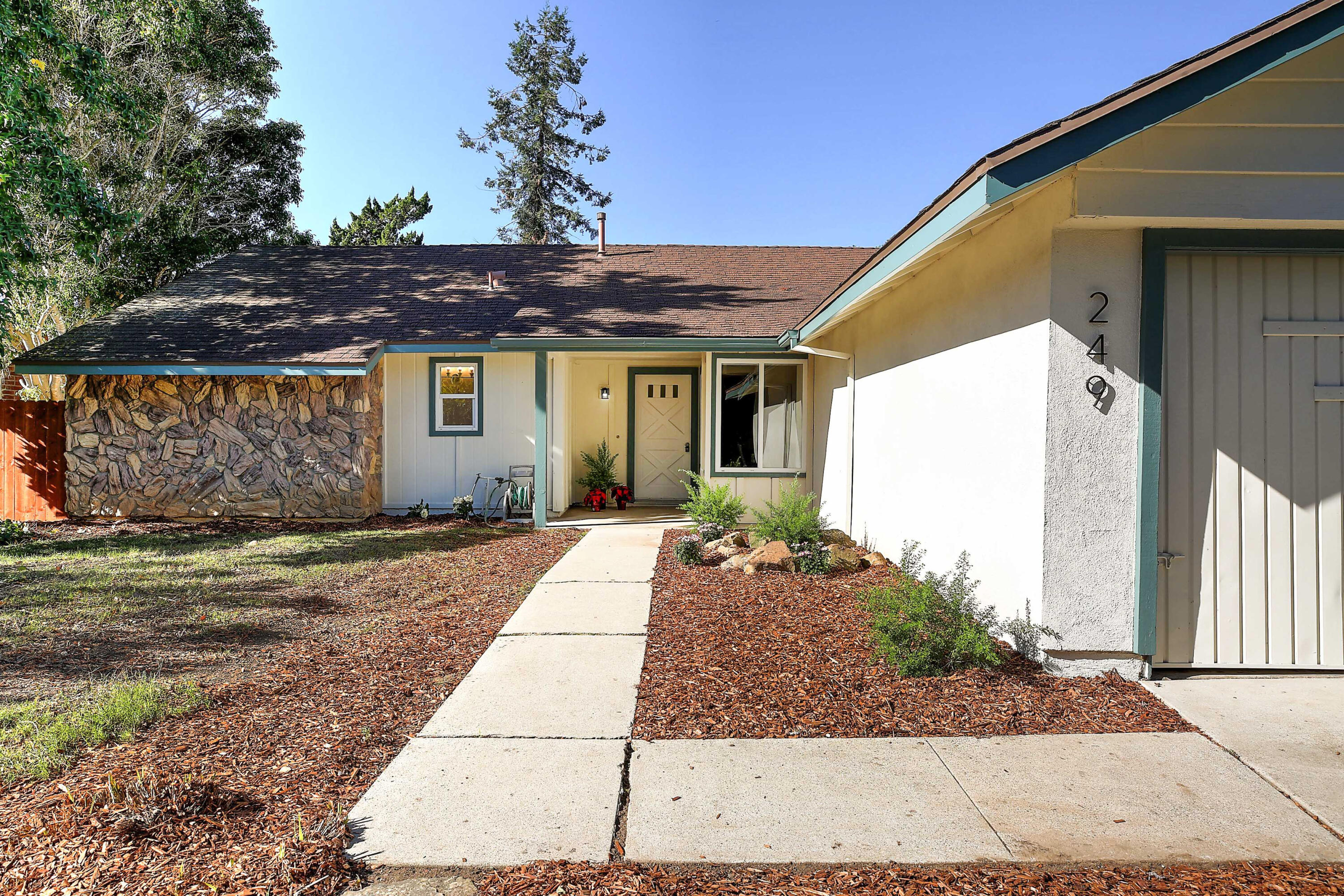 a view of a house with a yard