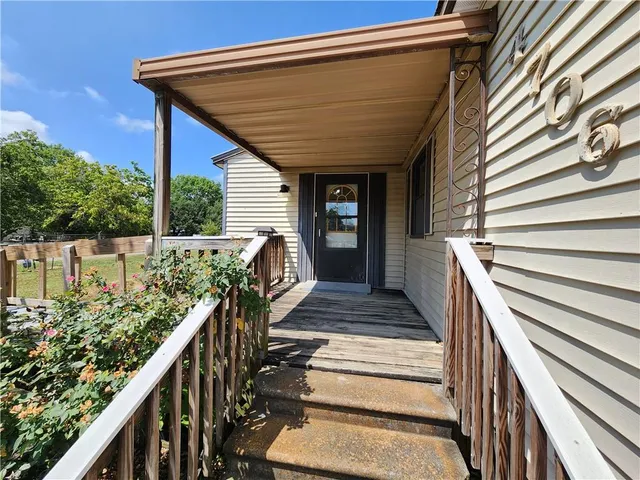 a view of entryway with outdoor seating