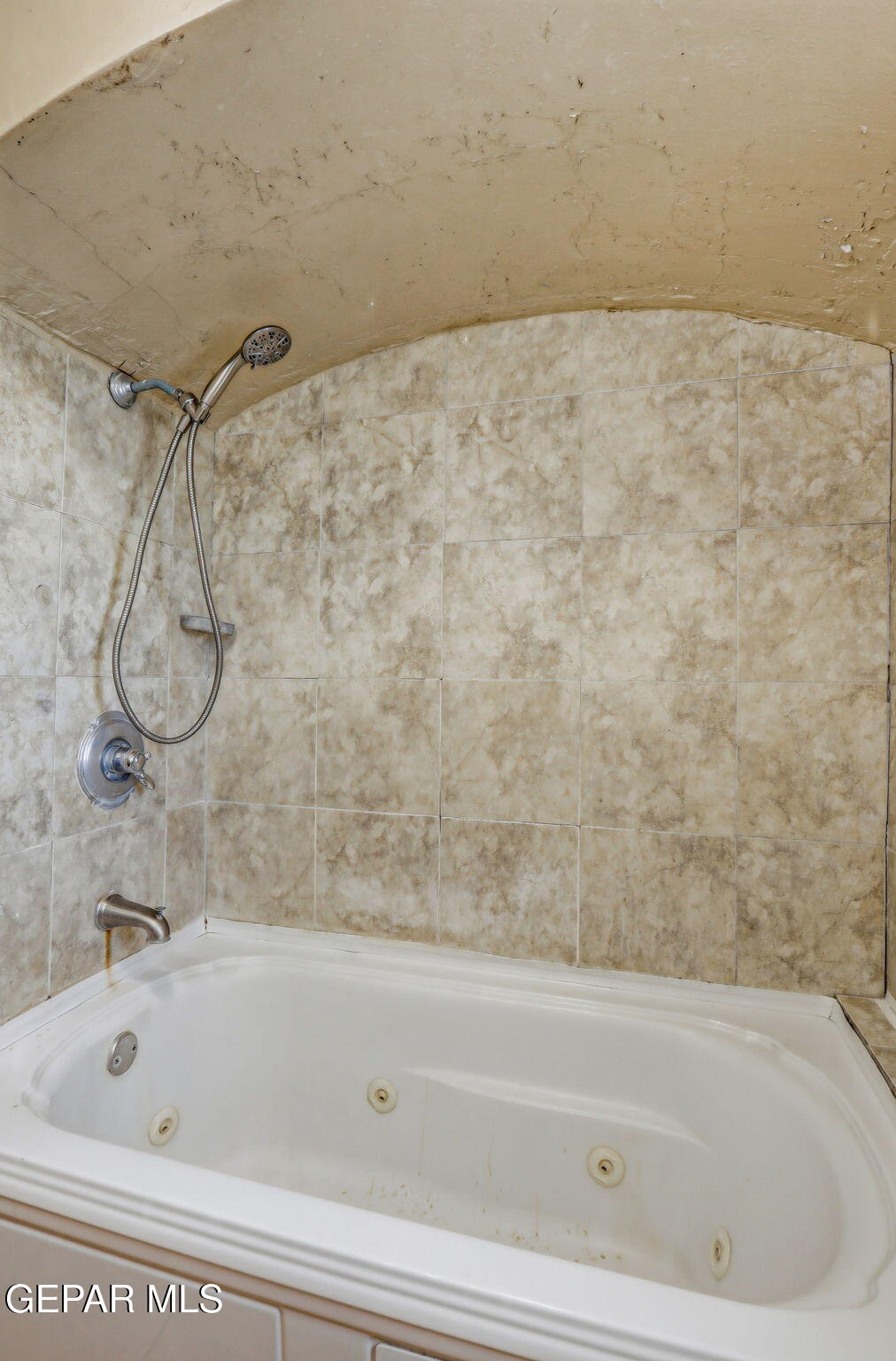 116 Tamarisk Street Anthony, TX 79821 - Photo 14 of 36 a bathroom with a bathtub and a shower