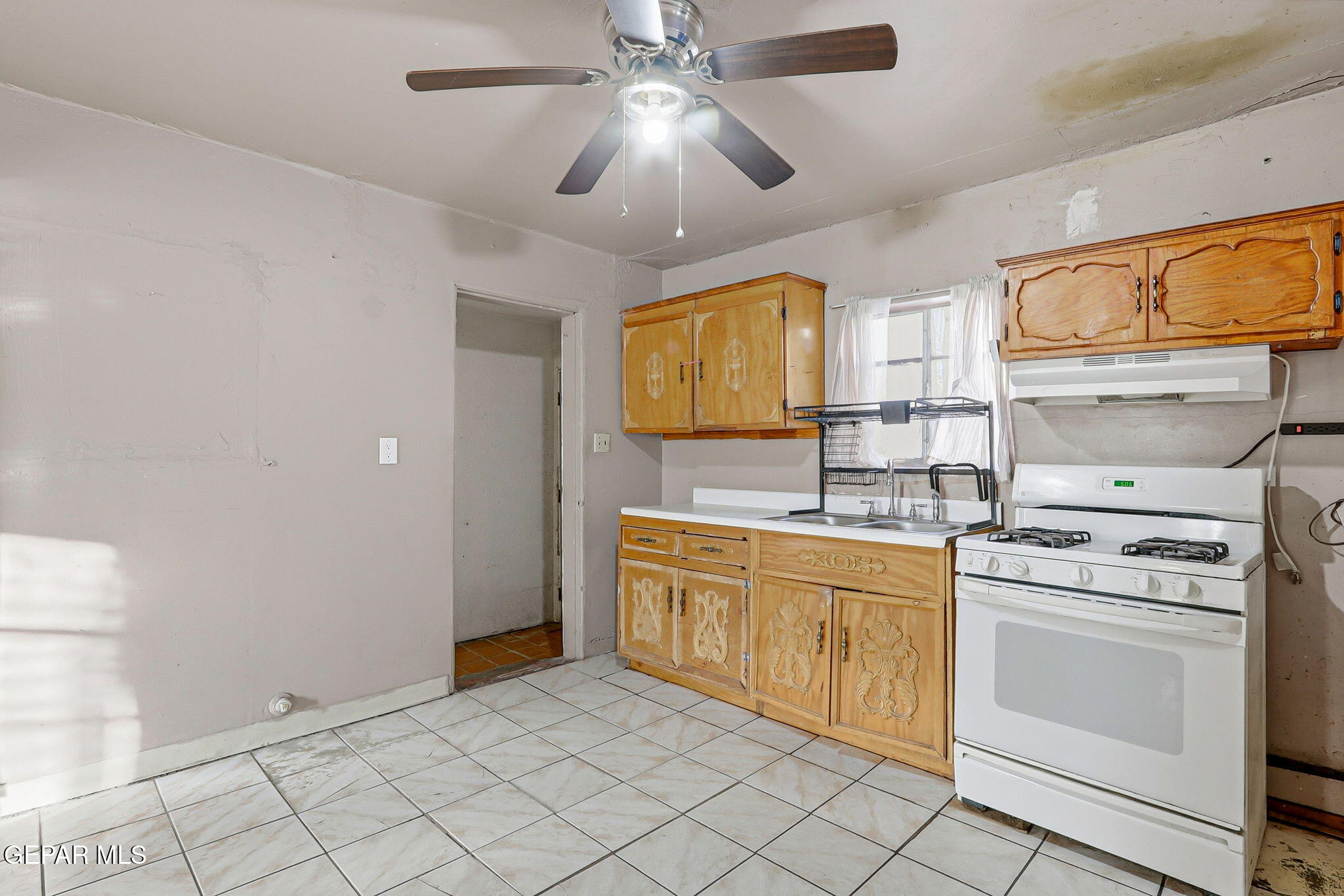 116 Tamarisk Street Anthony, TX 79821 - Photo 7 of 36 a kitchen with stainless steel appliances granite countertop a stove and a sink