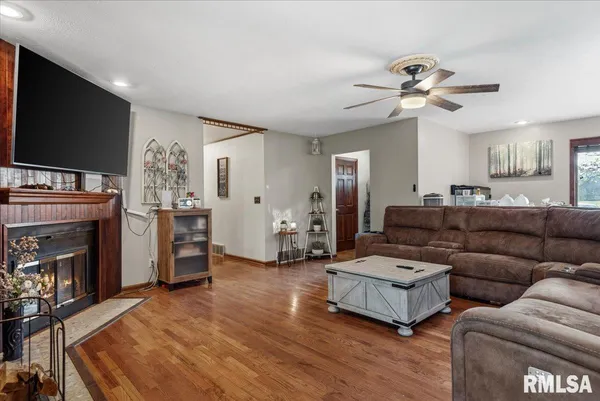 $330,000 | 6487 Rentshler Road, Rochester, IL 62563