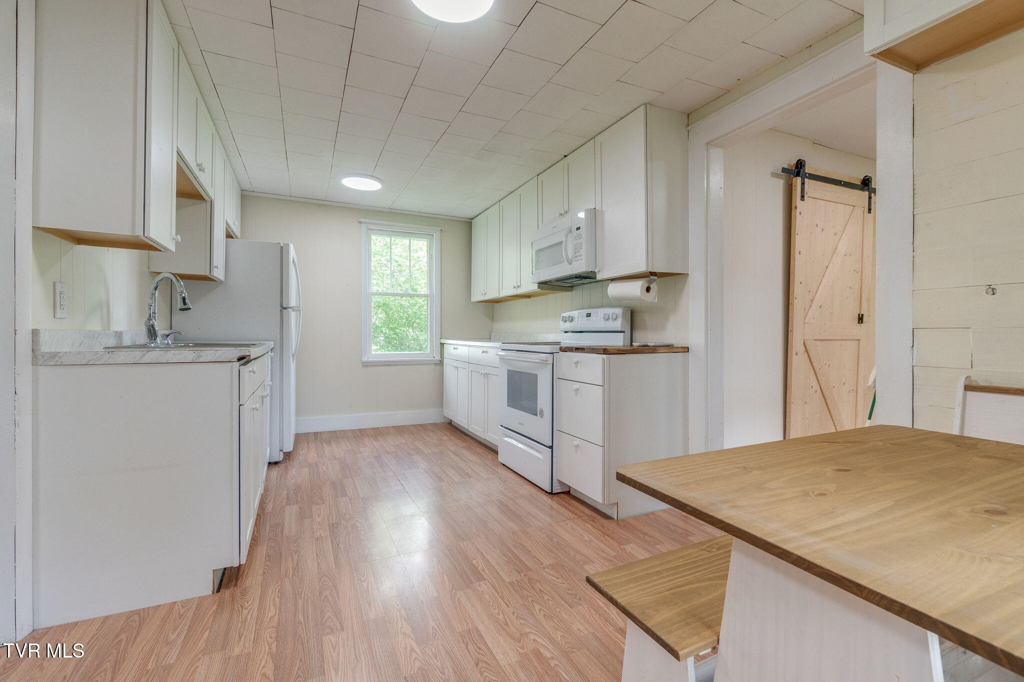 429 Tollett Street Hampton, TN 37658 - Photo 8 of 36 009