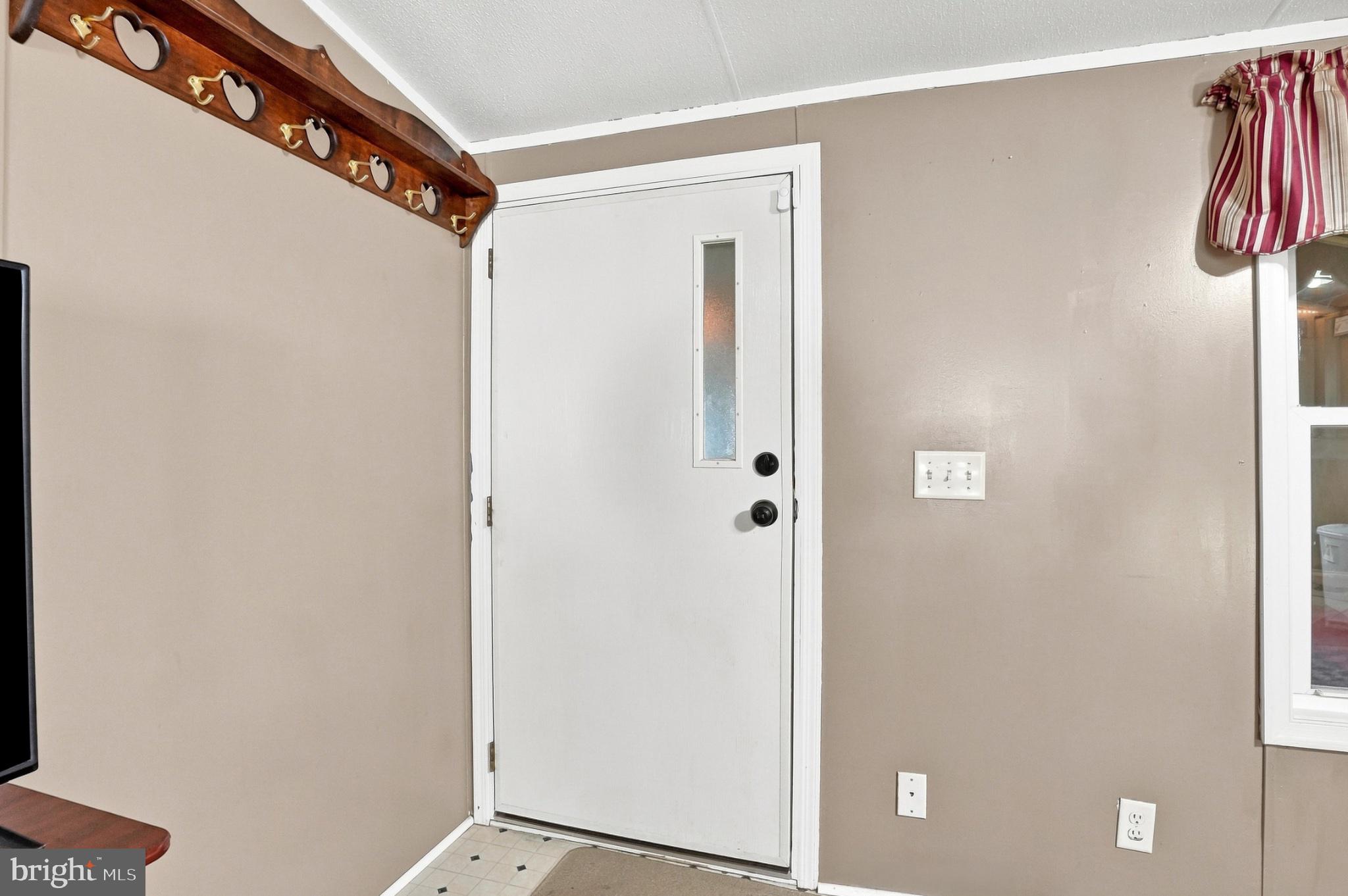 14105 Reva Road Boston, VA 22713 - Photo 10 of 38 Welcoming entryway with charm.