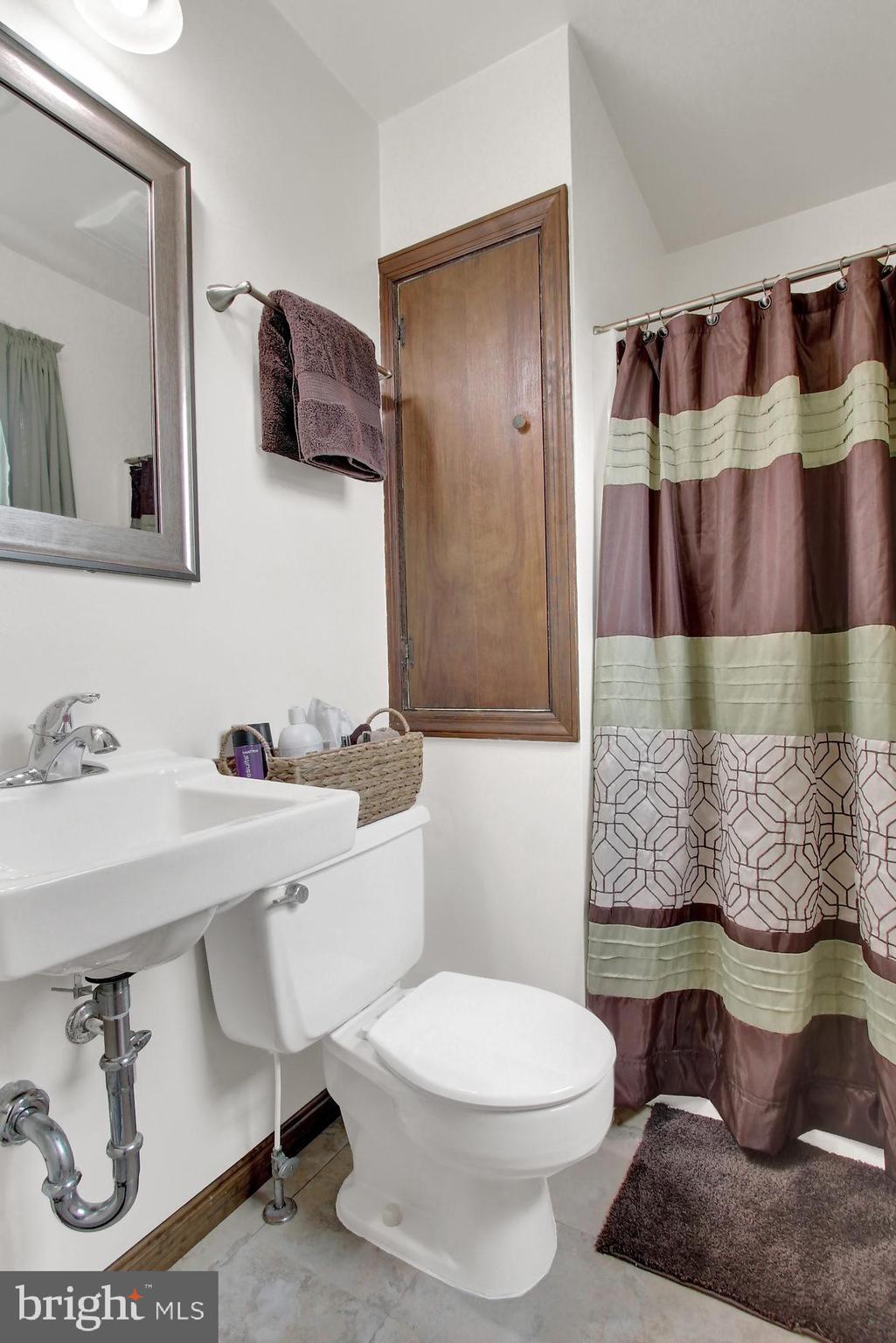 2 Briarcliff Road Elizabethtown, PA 17022 - Photo 14 of 27 Bathroom