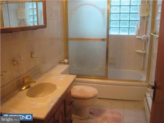 132 Kelly Driver Road Clementon, NJ 08021 - Photo 6 of 12 Bathroom
