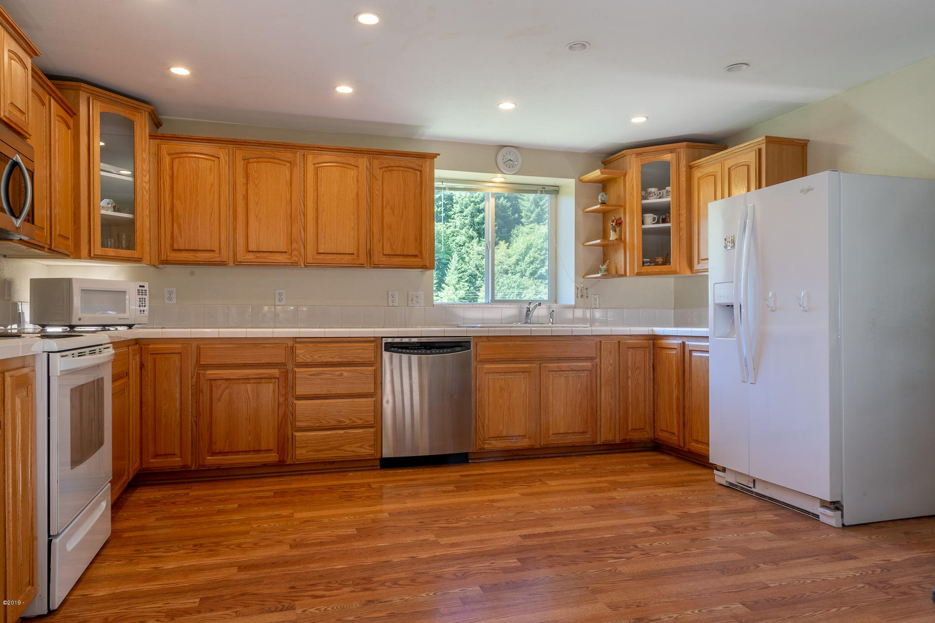 429 Hidden Valley Road Toledo, OR 97391 - Photo 10 of 41 SPACIOUS KITCHEN