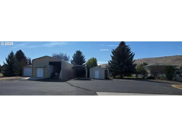 a view of house with a yard