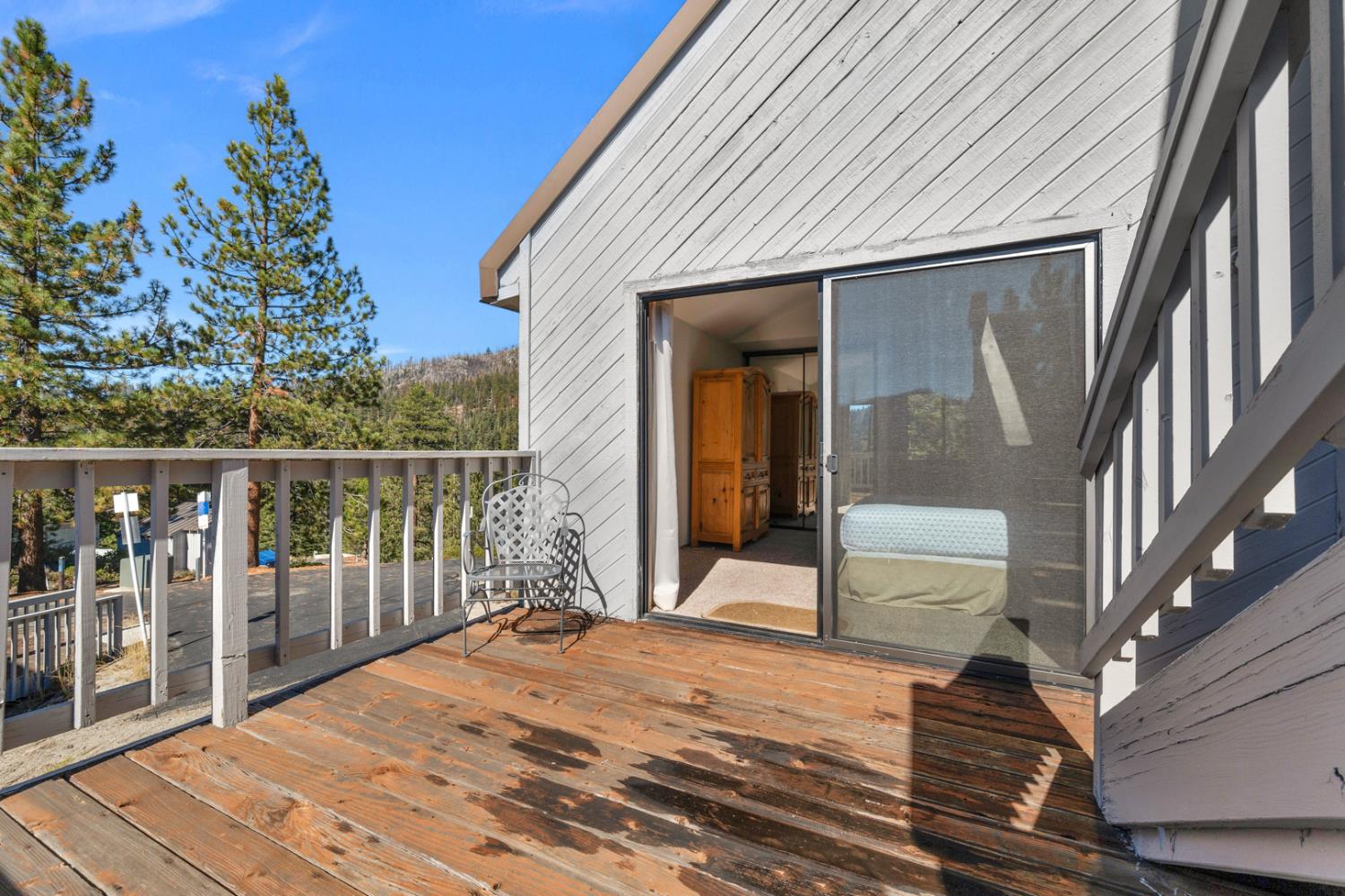63215 Huntington Vista Road, Unit 80 Mono Hot Springs, CA 93642 - Photo 53 of 58 a balcony with wooden floor table and chairs