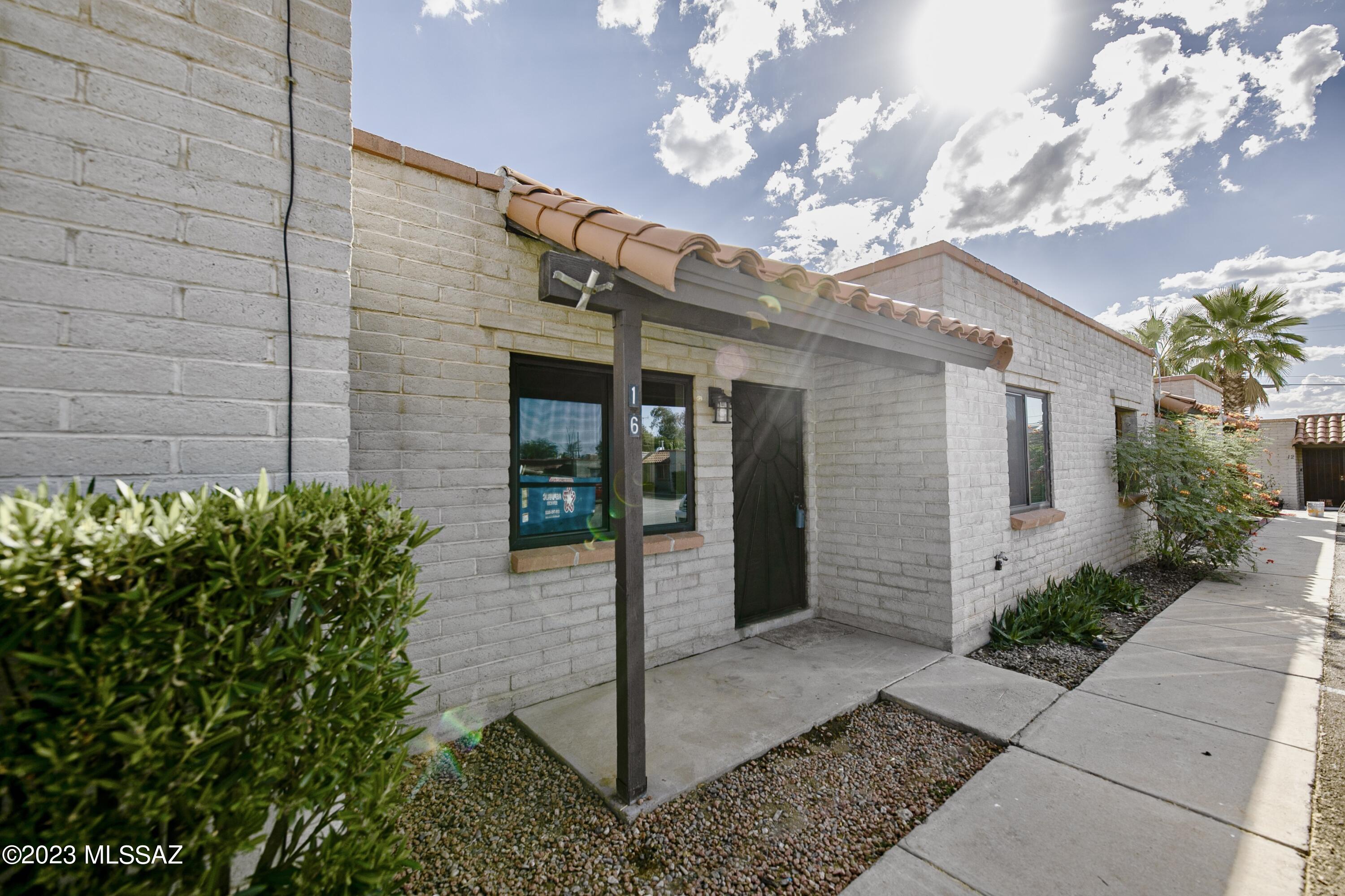 211 West Roger Road, Unit 16 Tucson, AZ 85705 - Photo 1 of 12