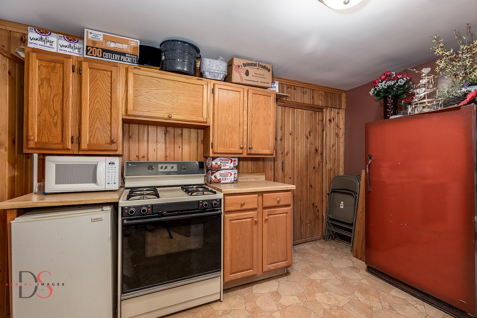 7920 Old Stage Road Morris, IL 60450 - Photo 30 of 43 a kitchen with granite countertop a sink stove and refrigerator