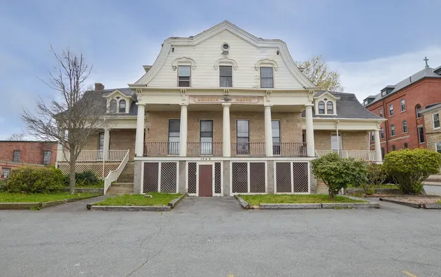 $2,100 | 1049 Pleasant Street, Unit 3, New Bedford, MA 02740