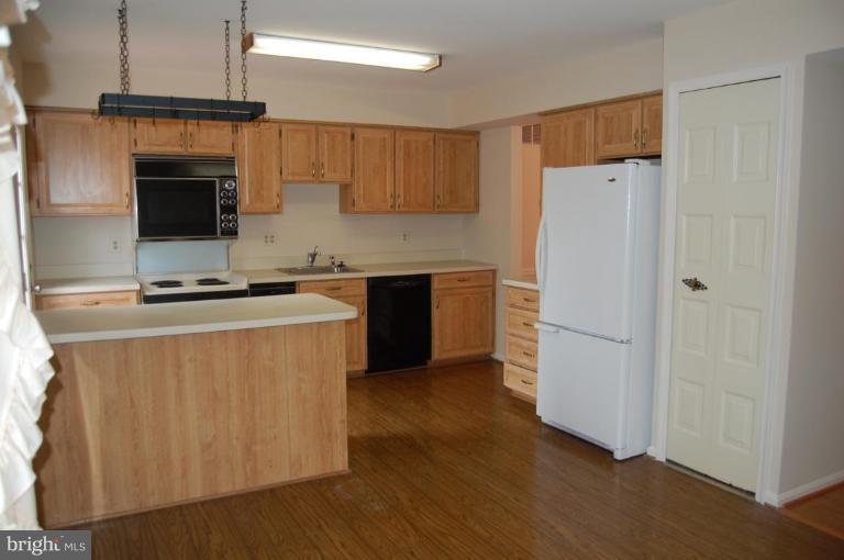 11706 Putting Green Court Reston, VA 20191 - Photo 11 of 20 Kitchen #3