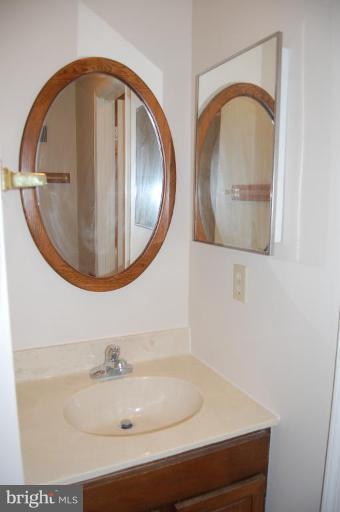 11706 Putting Green Court Reston, VA 20191 - Photo 20 of 20 Bath #2