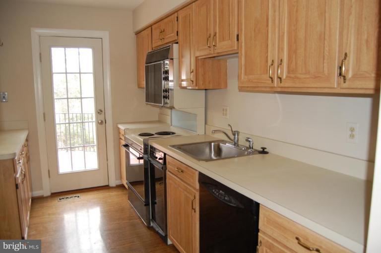 11706 Putting Green Court Reston, VA 20191 - Photo 3 of 20 Kitchen