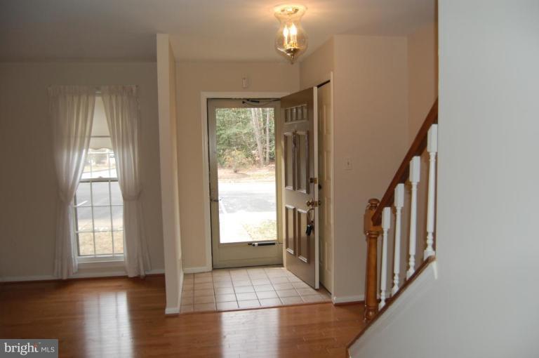 11706 Putting Green Court Reston, VA 20191 - Photo 4 of 20 Entrance / Foyer